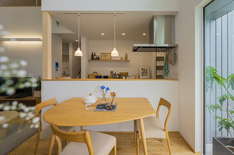 上下の大窓で縦に広がる平屋